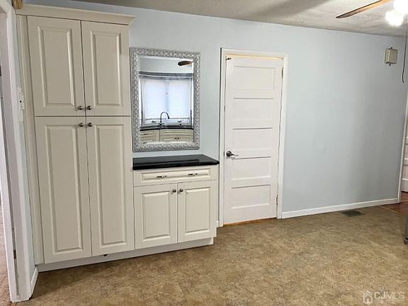 4th image of 220 Park Ave