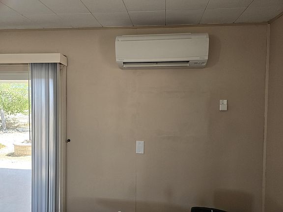 SPLIT UNIT IN FAMILY ROOM