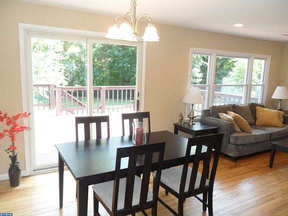 3rd image of 128 Scottfield Dr
