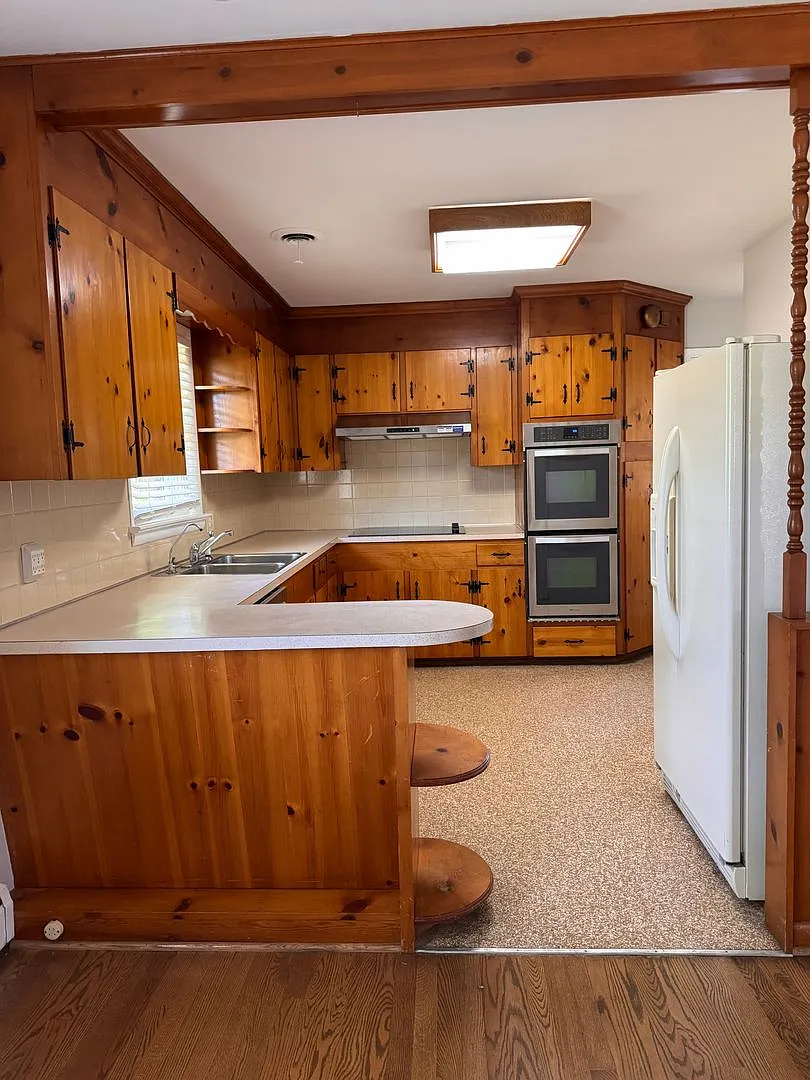 3 Bedroom || 2.5 Bathroom - Single Family Home with Basement — Photo 2