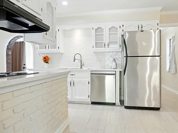 5th image of 1645 Estate Dr