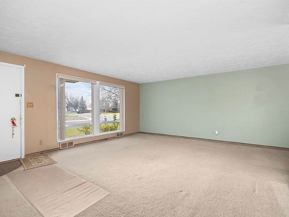 2nd image of 2114 Trippe St #2112