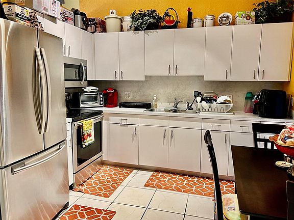 3rd image of 909 Helena Drive