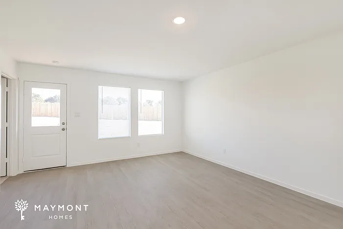 4 bed, 2.0 bath, 1600 sqft, $1,879 — Photo 3