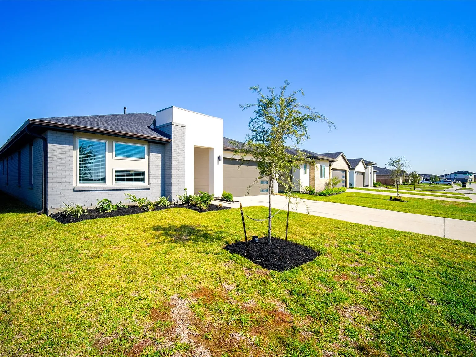 4 bed, 2.0 bath, 2061 sqft, $2,300 — Photo 2
