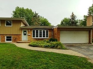 901 S Country Ln, Mount Prospect, IL 60056