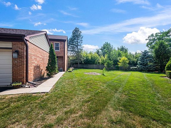 4th image of 1566 N Windsor Dr Unit 1566
