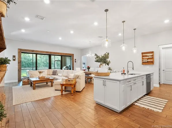 564 SE Villandry Way, Port Saint Lucie, FL 34984