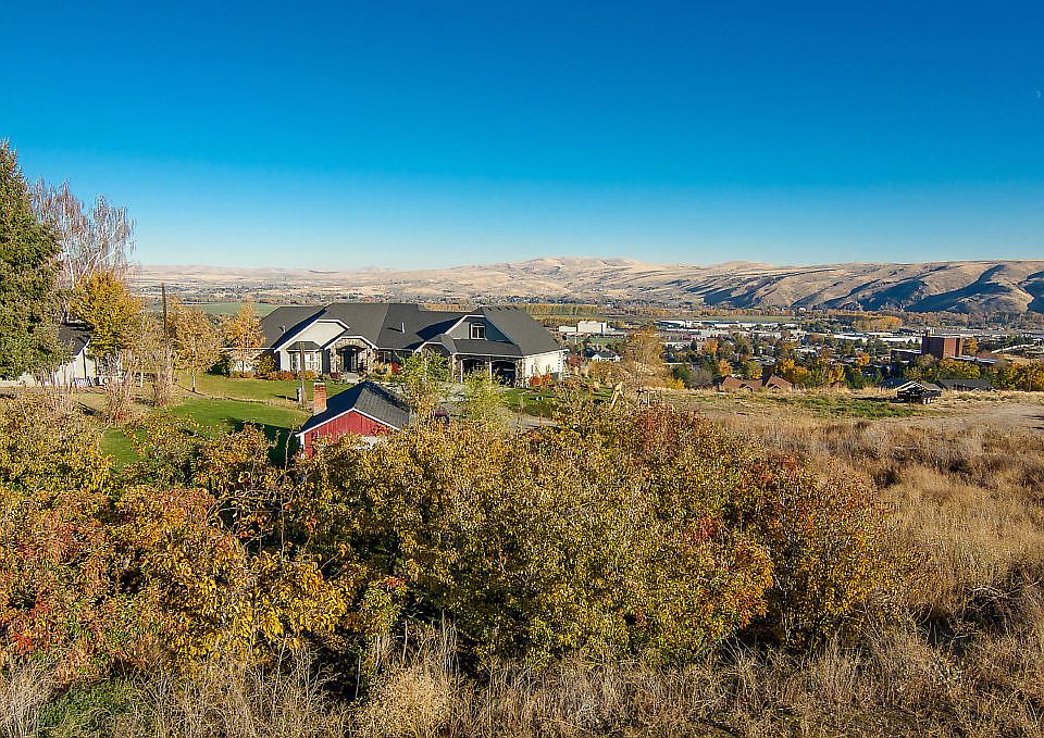 1st image of 805 Selah Vista Way