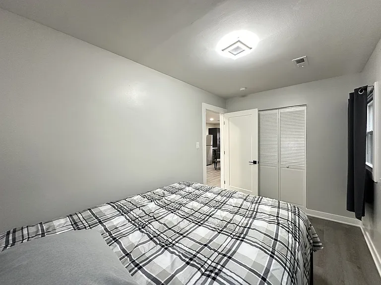 1937 W Grand Ave #3 — Photo 14