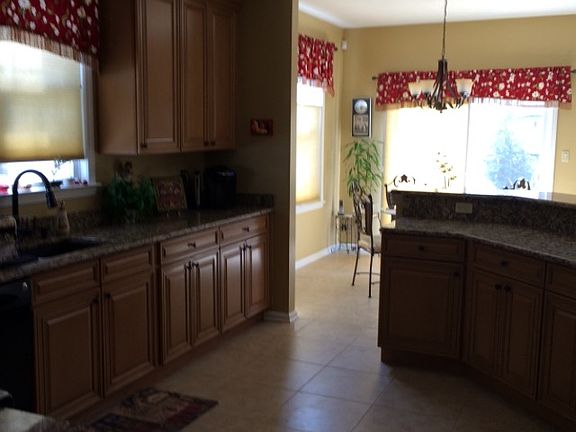 Spacious kitchen & dinette