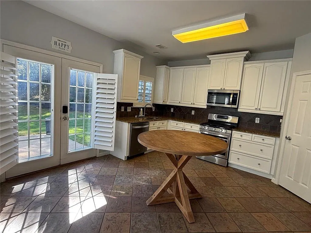 4 bed, 2.5 bath, 2384 sqft, $2,795 — Photo 4