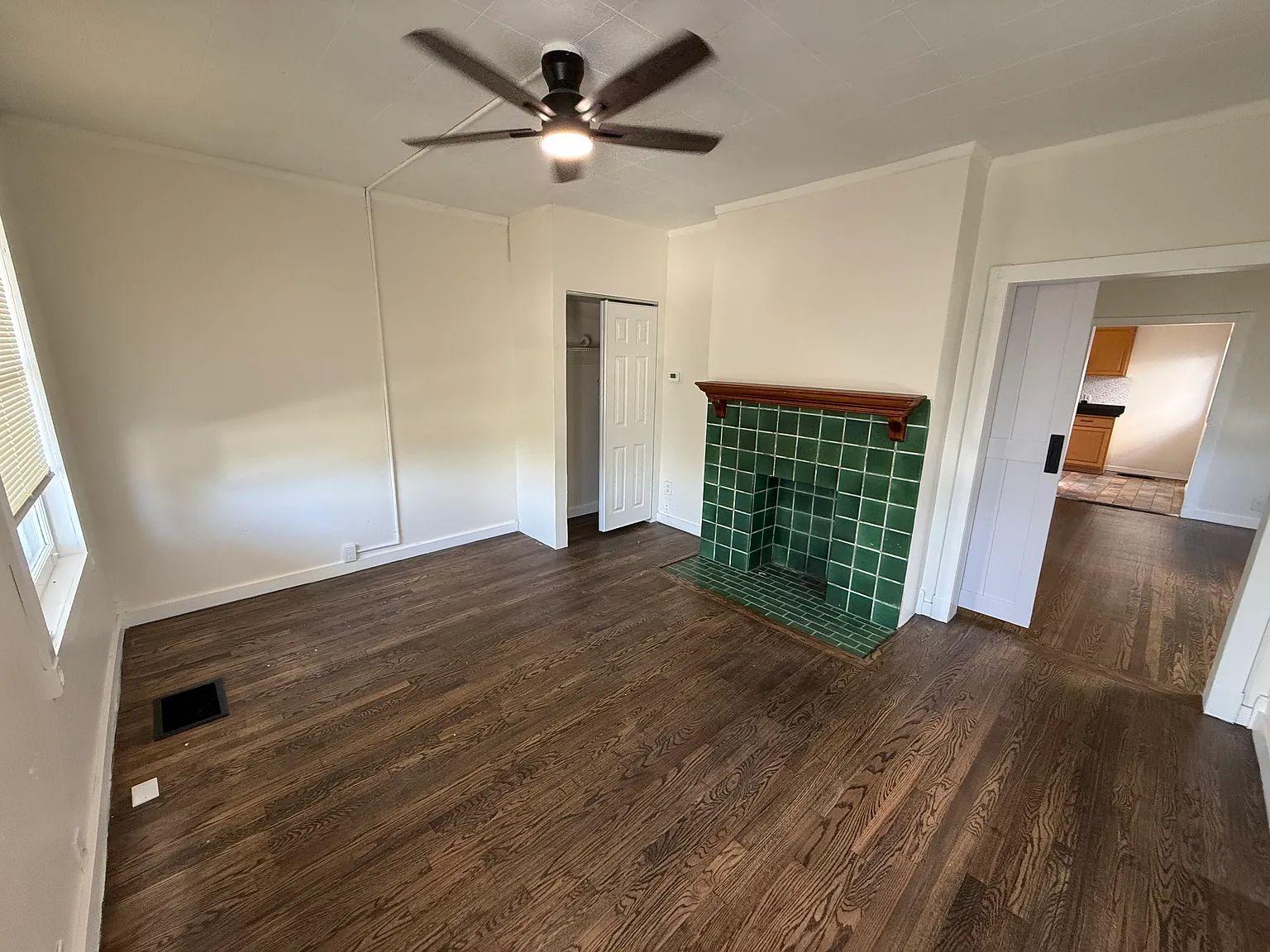 3 bed, 1200 sqft, $1,900 — Photo 2