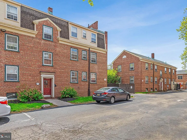 734 N Terrace St #D — Photo 10