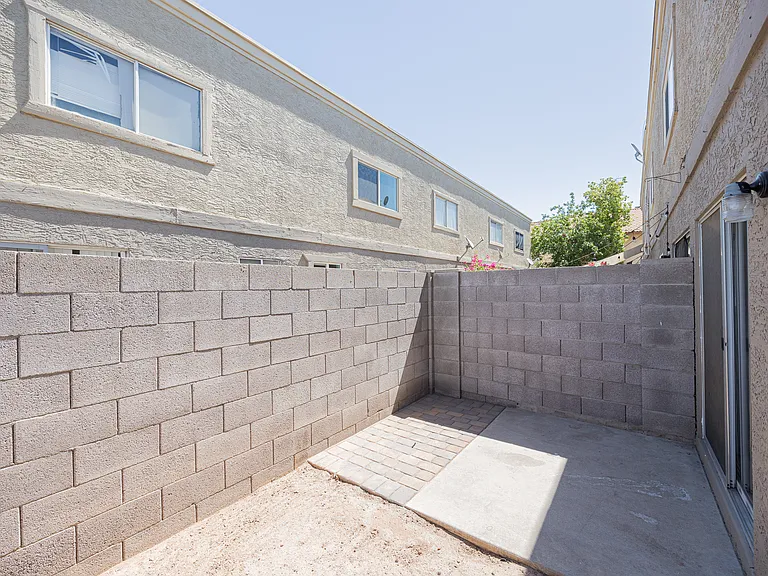 1055 W 5th St #18 — Photo 23