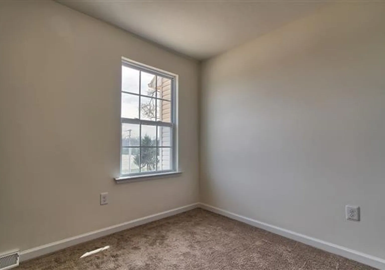 Coming Soon! Beautiful 3-Bedroom Townhome in York, PA — Photo 4