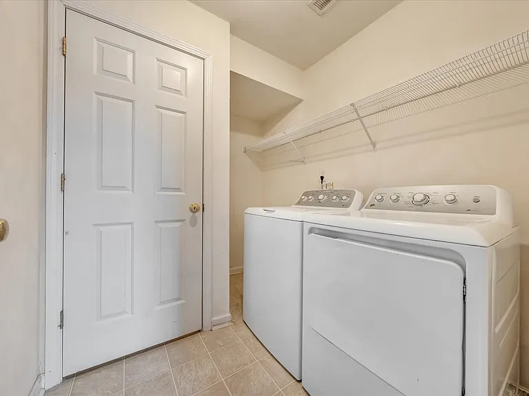 70 Charleston Ln — Photo 2