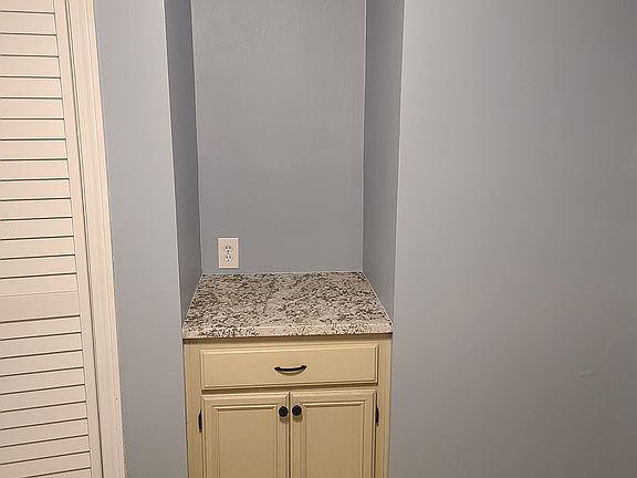 5th image of 70 Crescent View Ave