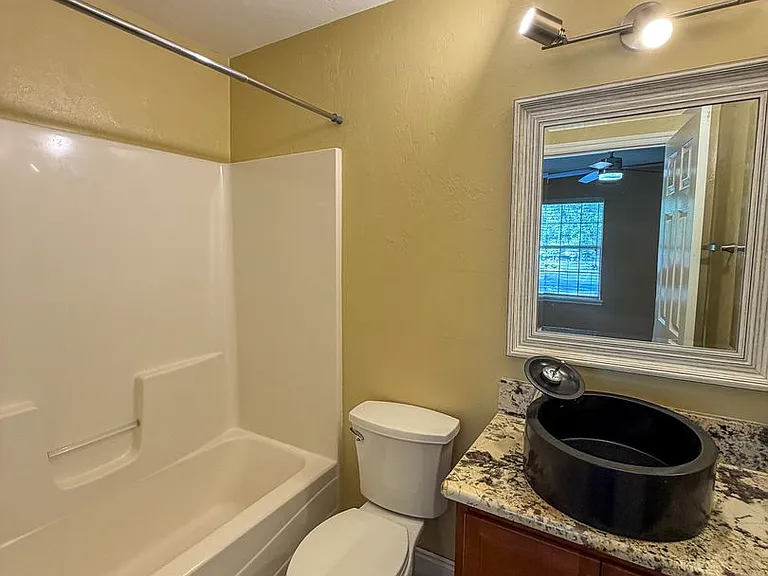 2915 SW 35th Pl #101 — Photo 18
