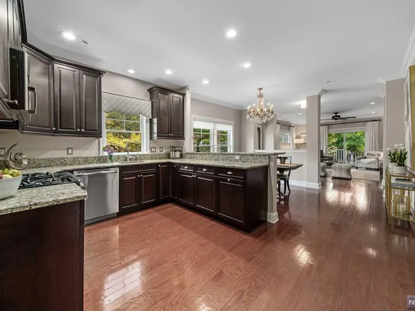 74 Cherrywood Ct, Westwood, NJ 07675