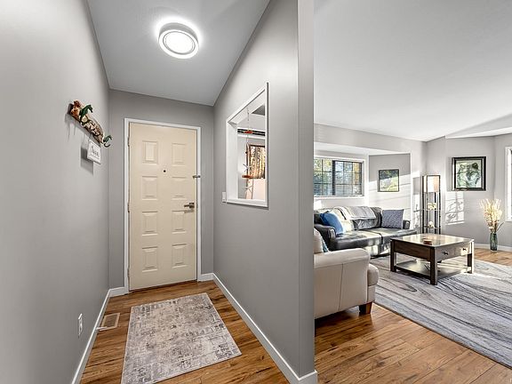 4th image of 4863 Dundas Rd