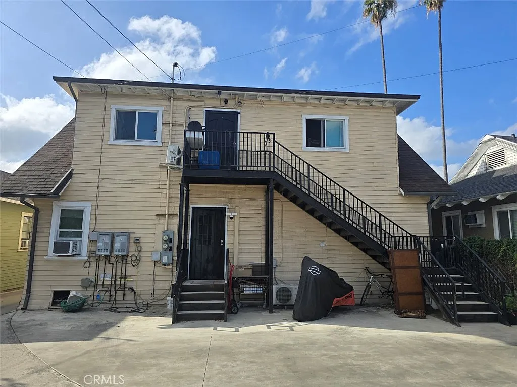 2 bed, 1.0 bath, 700 sqft, $2,400 — Photo 1