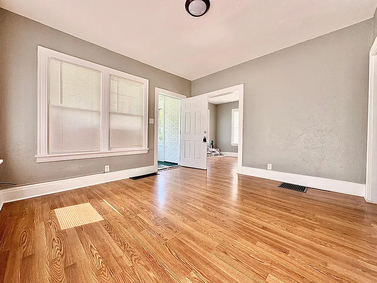 1034 Huey St — Photo 2