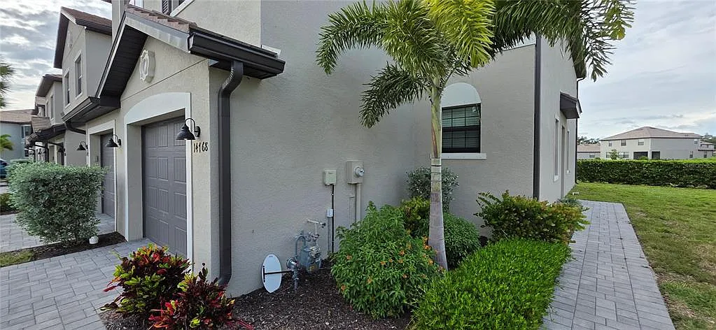 3 bed, 2.5 bath, 1879 sqft, $2,650 — Photo 3
