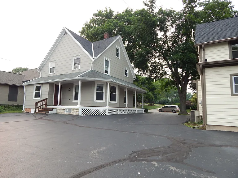 92 E Franklin St — Photo 4
