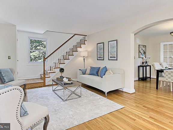 5th image of 222 N Columbus St