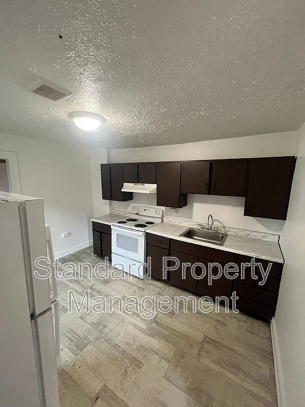4 bed, 1.0 bath, $1,300 — Photo 3