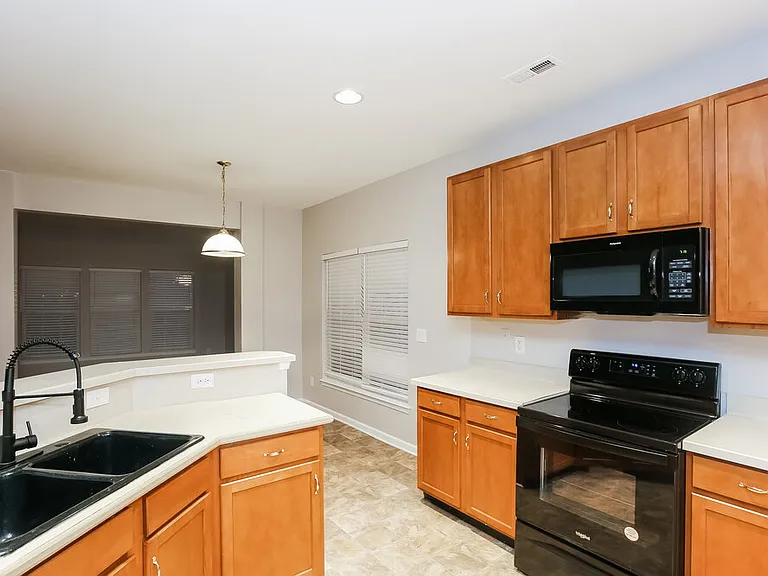7215 Hathaway Ct — Photo 10