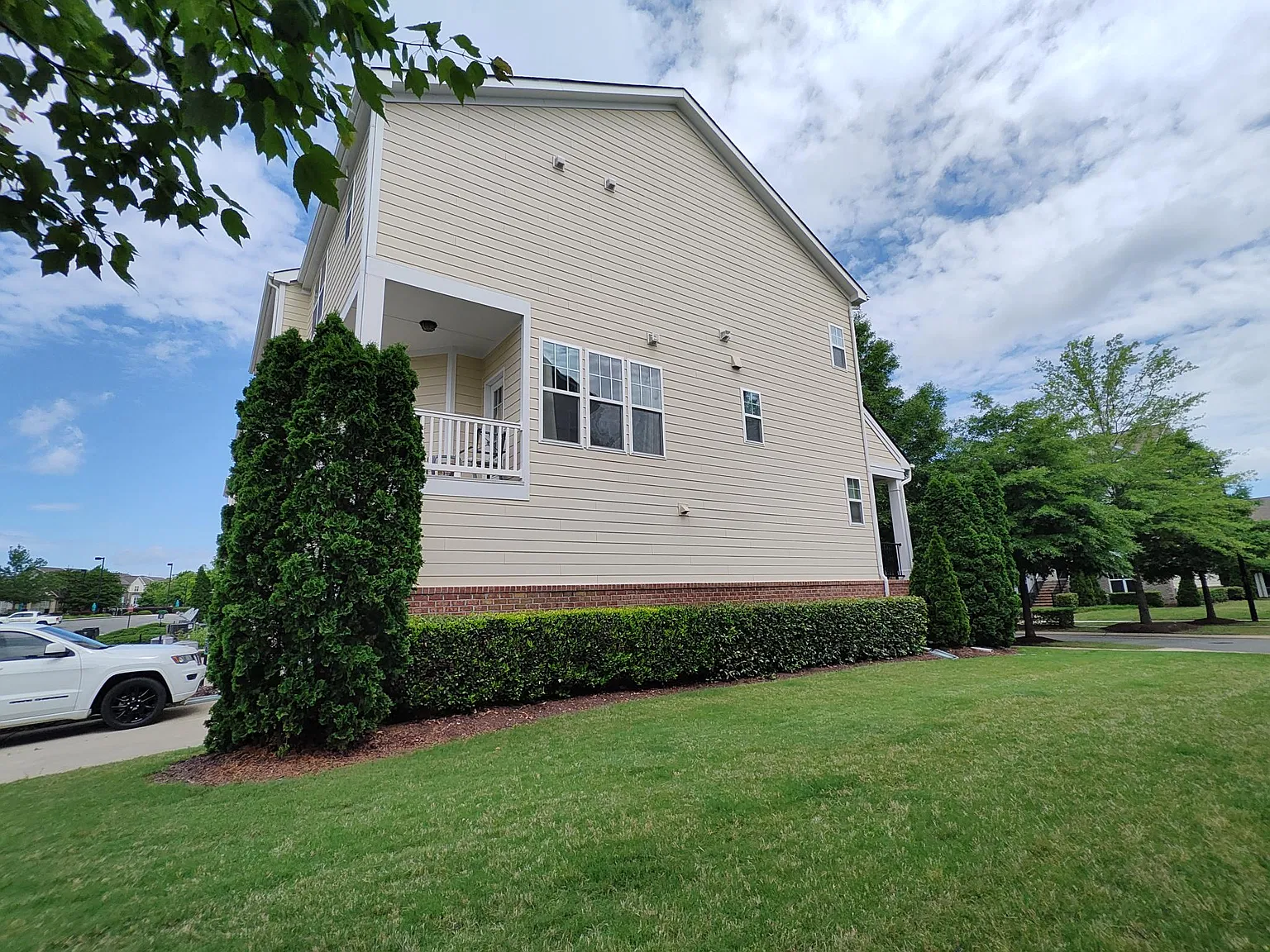 3 bed, 3.5 bath, 2178 sqft, $2,400 — Photo 3