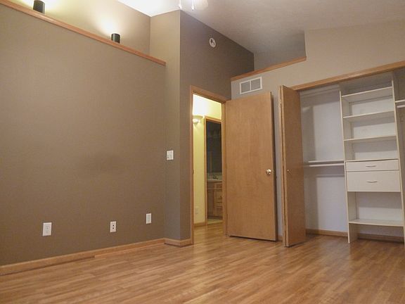 Bedroom 1, Closet Organizers