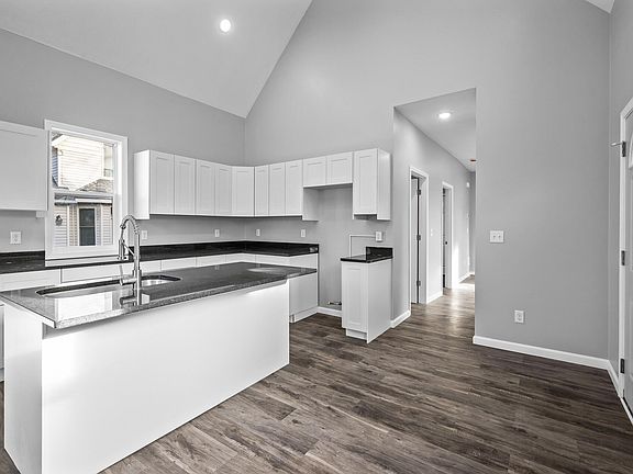 5th image of 138 5th Ave S