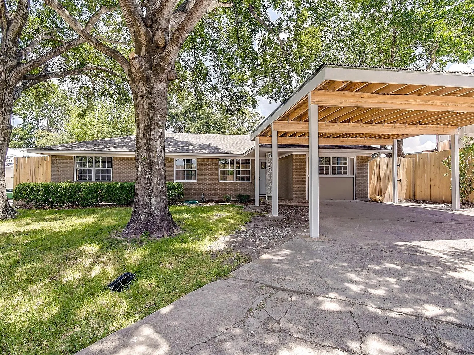 3 bed, 2.0 bath, 1800 sqft, $2,000 — Photo 2