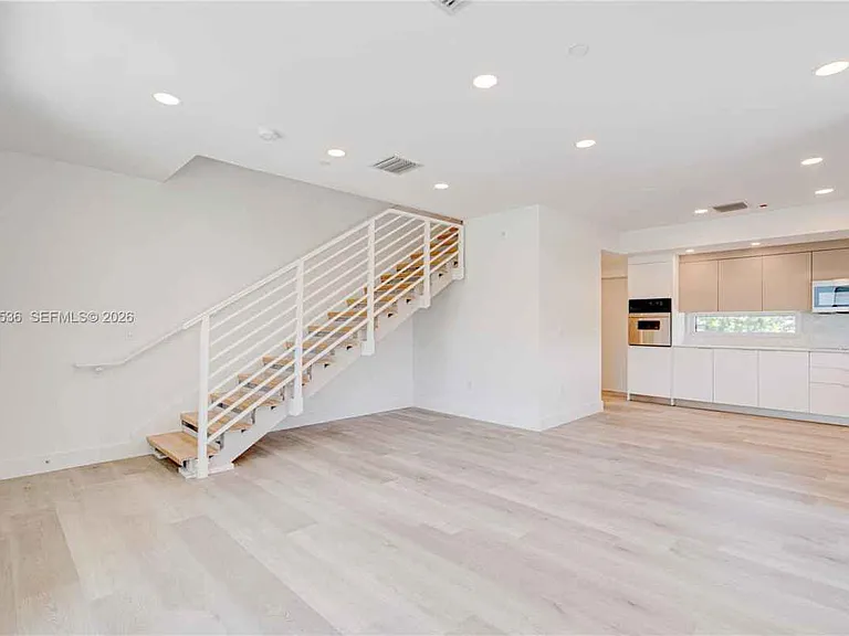 816 84th St — Photo 3