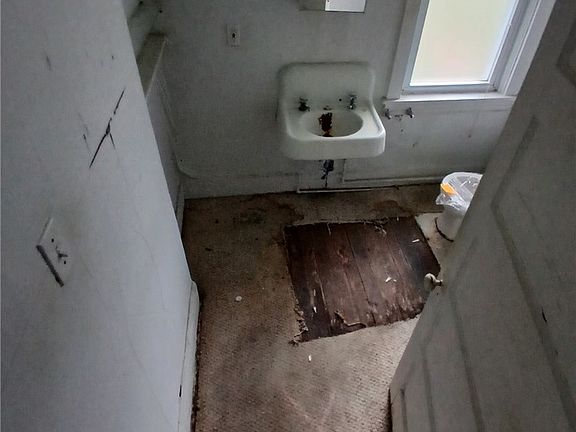 4th image of 500 Pointview Rd
