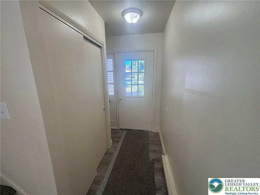 3 bed, 1.5 bath, 1184 sqft, $2,100 — Photo 4