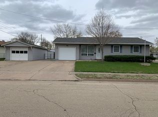 1414 Lawrence Ave, Camanche, IA 52730