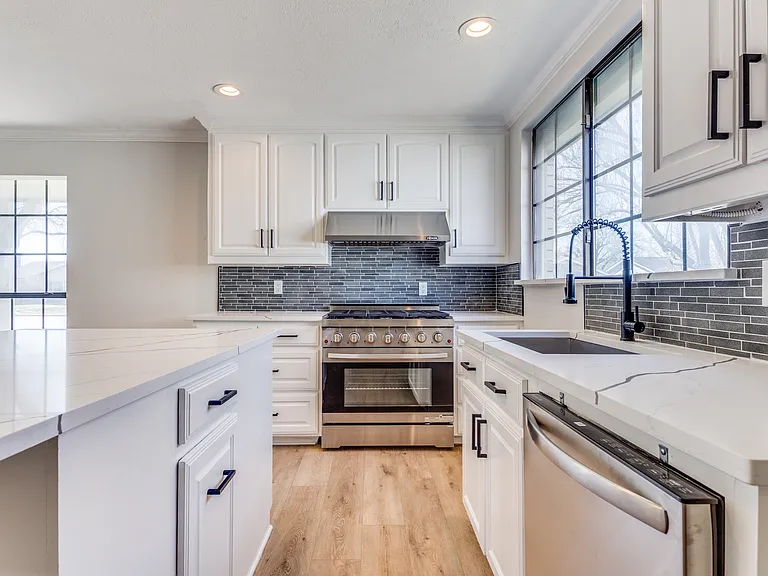 1821 Travis St — Photo 9
