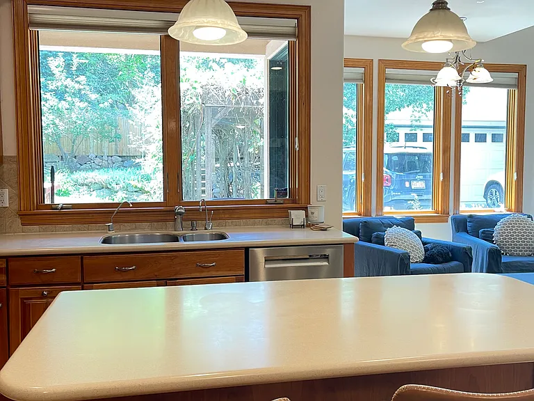 560 University Ave — Photo 37