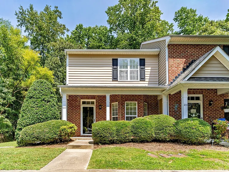208 Sir William Ln — Photo 3