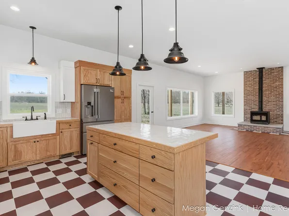 6530 Riverside Rd, Fennville, MI 49408