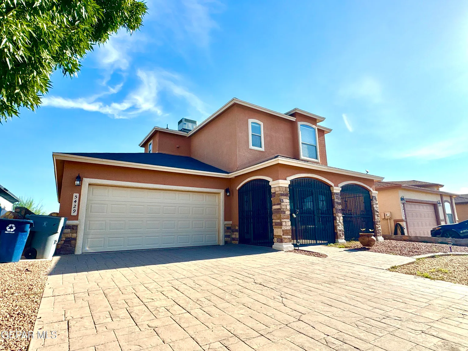 4 bed, 3.0 bath, 2646 sqft, $2,350 — Photo 2