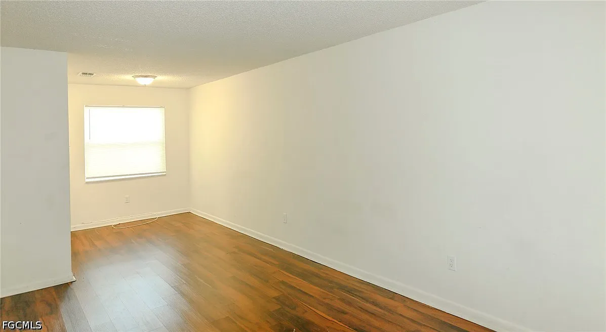 2 bed, 1.0 bath, 790 sqft, $1,050 — Photo 3