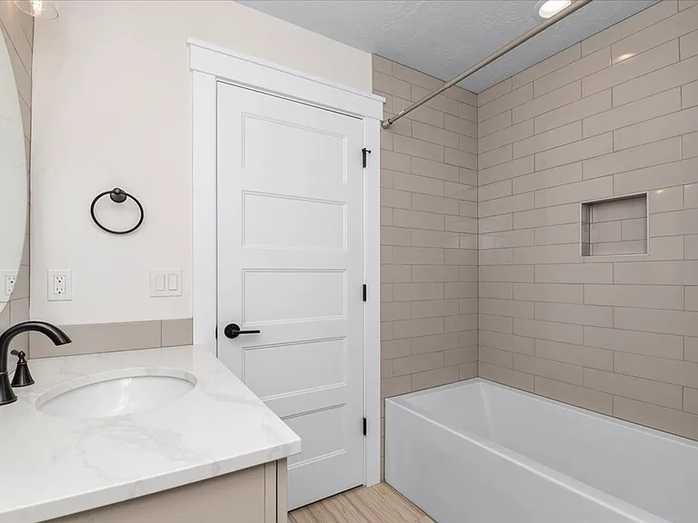 6642 N Asissi Ln — Photo 32