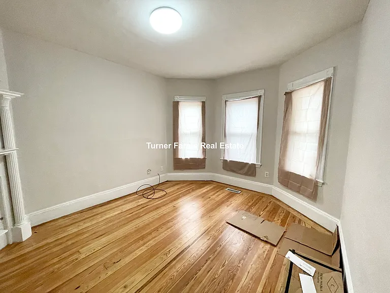 10 Wave Ave — Photo 16