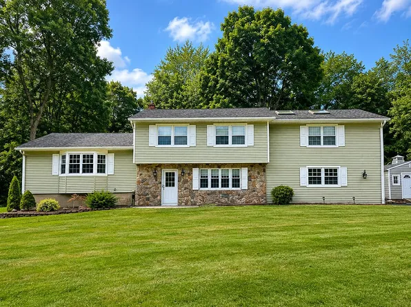 4 Cornell Dr, Succasunna, NJ 07876