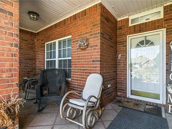 4th image of 214 Center Dr